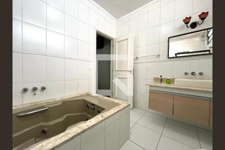 Casa para alugar com 465m², 5 quartos e 6 vagas Casa para alugar com 465m², 5 quartos e 6 vagasBanheiro da Suíte