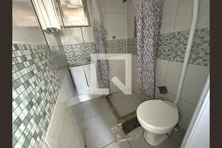 Banheiro de kitnet/studio para alugar com 1 quarto, 30m² em Marechal Hermes, Rio de Janeiro