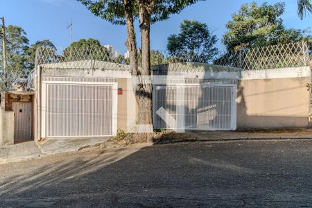 Casa à venda com 250m², 3 quartos e 4 vagas Casa à venda com 250m², 3 quartos e 4 vagasFachada