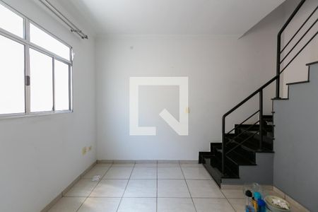 Sala de casa de condomínio para alugar com 2 quartos, 80m² em Vila Carmosina, São Paulo