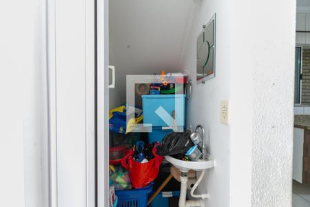 Lavabo de casa de condomínio para alugar com 2 quartos, 80m² em Vila Carmosina, São Paulo