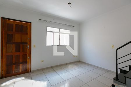 Sala de casa de condomínio para alugar com 2 quartos, 80m² em Vila Carmosina, São Paulo