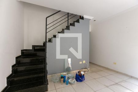 Sala de casa de condomínio para alugar com 2 quartos, 80m² em Vila Carmosina, São Paulo