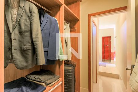 Casa para alugar com 690m², 4 quartos e 8 vagas Casa para alugar com 690m², 4 quartos e 8 vagasCloset da Suíte 1