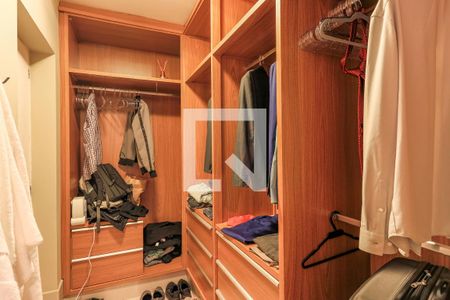 Casa para alugar com 690m², 4 quartos e 8 vagas Casa para alugar com 690m², 4 quartos e 8 vagasCloset da Suíte 1