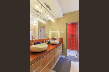 Casa para alugar com 690m², 4 quartos e 8 vagas Casa para alugar com 690m², 4 quartos e 8 vagasBanheiro da Suíte 1