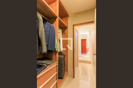 Casa para alugar com 690m², 4 quartos e 8 vagas Casa para alugar com 690m², 4 quartos e 8 vagasCloset da Suíte 1