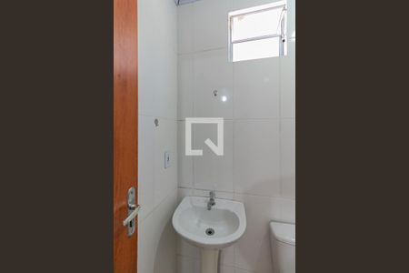 Banheiro de kitnet/studio para alugar com 1 quarto, 35m² em Alto Caiçaras, Belo Horizonte