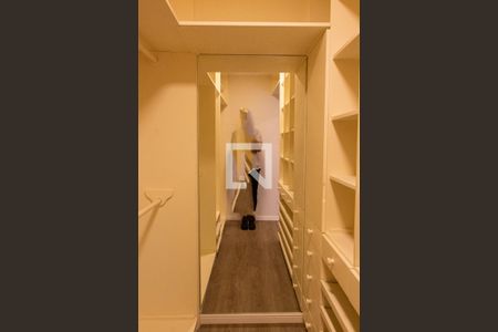 Casa de condomínio à venda com 293m², 3 quartos e 4 vagas Casa de condomínio à venda com 293m², 3 quartos e 4 vagasCLOSET