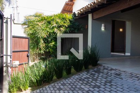 Casa de condomínio à venda com 293m², 3 quartos e 4 vagas Casa de condomínio à venda com 293m², 3 quartos e 4 vagasÁREA EXTERNA FRENTE