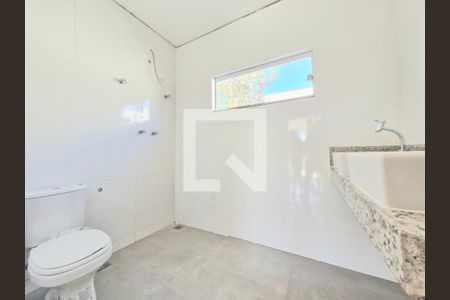 Casa à venda com 180m², 4 quartos e 2 vagas Casa à venda com 180m², 4 quartos e 2 vagasBanheiro da Suíte 2