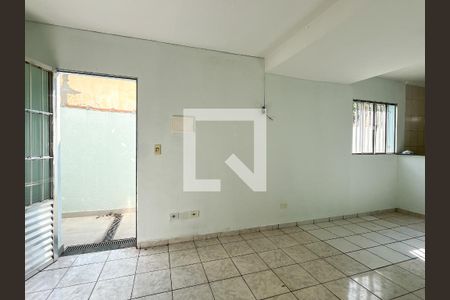 Sala de casa para alugar com 2 quartos, 52m² em Chácara Inglesa, São Paulo