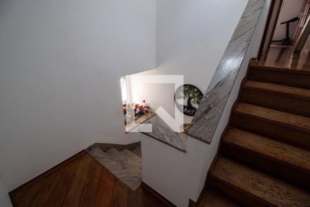 Casa à venda com 185m², 4 quartos e 3 vagas Casa à venda com 185m², 4 quartos e 3 vagasEscada
