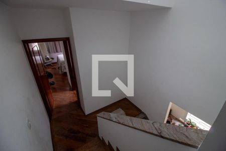 Casa à venda com 185m², 4 quartos e 3 vagas Casa à venda com 185m², 4 quartos e 3 vagasEscada
