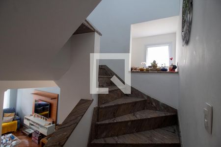 Casa à venda com 185m², 4 quartos e 3 vagas Casa à venda com 185m², 4 quartos e 3 vagasEscada