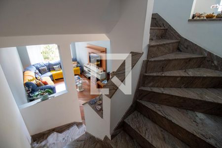 Casa à venda com 185m², 4 quartos e 3 vagas Casa à venda com 185m², 4 quartos e 3 vagasEscada