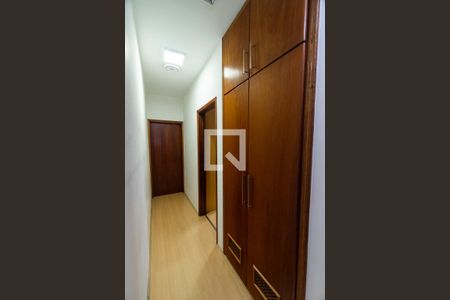 Casa à venda com 187m², 3 quartos e 4 vagas Casa à venda com 187m², 3 quartos e 4 vagasCorredor