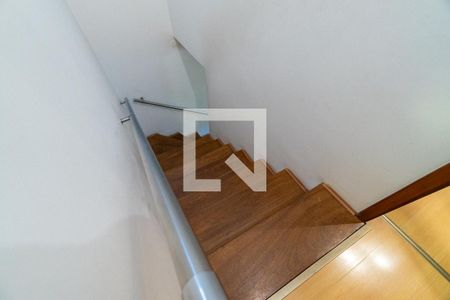 Casa à venda com 187m², 3 quartos e 4 vagas Casa à venda com 187m², 3 quartos e 4 vagasEscada