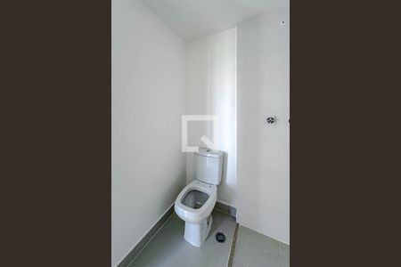 Banheiro de kitnet/studio para alugar com 1 quarto, 28m² em Vila Firmiano Pinto, São Paulo