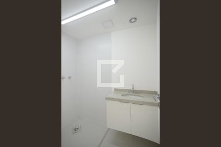 Banheiro de kitnet/studio para alugar com 1 quarto, 28m² em Vila Firmiano Pinto, São Paulo