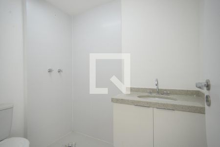 Banheiro de kitnet/studio para alugar com 1 quarto, 28m² em Vila Firmiano Pinto, São Paulo