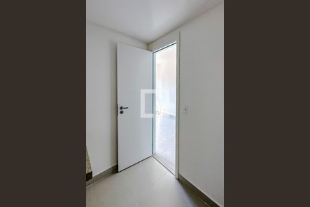 Banheiro de kitnet/studio para alugar com 1 quarto, 28m² em Vila Firmiano Pinto, São Paulo