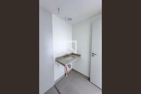 Banheiro de kitnet/studio para alugar com 1 quarto, 28m² em Vila Firmiano Pinto, São Paulo