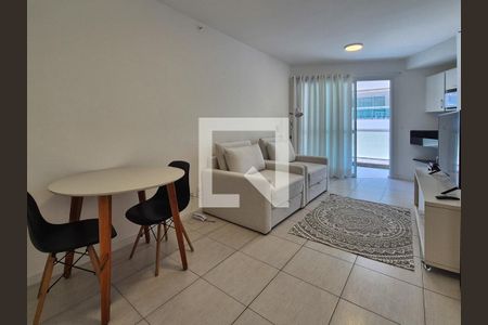 Sala de kitnet/studio para alugar com 1 quarto, 60m² em Recreio dos Bandeirantes, Rio de Janeiro