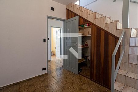 hall de acesso ao andar de cima com despensa de casa para alugar com 4 quartos, 140m² em Vila Moraes, São Paulo