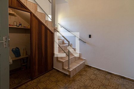 hall de acesso ao andar de cima com despensa de casa para alugar com 4 quartos, 140m² em Vila Moraes, São Paulo