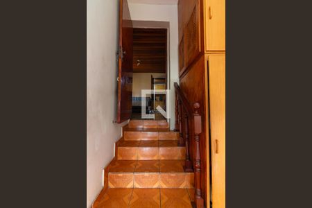 Casa à venda com 115m², 2 quartos e 1 vaga Casa à venda com 115m², 2 quartos e 1 vagaEscada