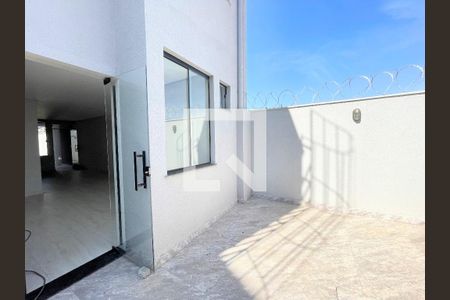 Área externa fundos de casa à venda com 3 quartos, 179m² em Parque Xangri-lá, Contagem