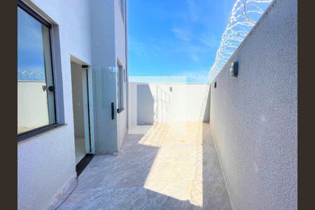 Área externa fundos de casa à venda com 3 quartos, 179m² em Parque Xangri-lá, Contagem