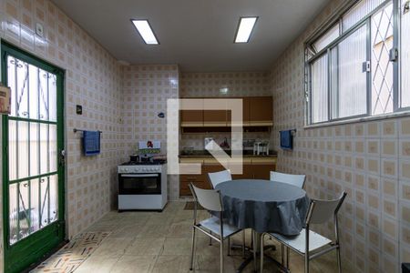 Casa à venda com 240m², 4 quartos e 4 vagas Casa à venda com 240m², 4 quartos e 4 vagasCozinha