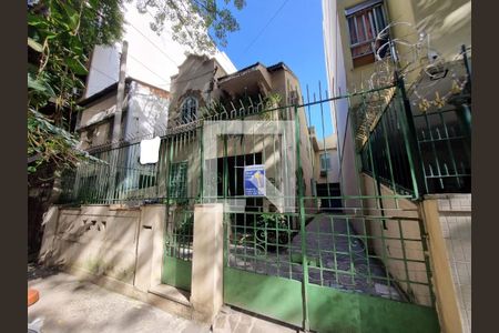 Casa à venda com 240m², 4 quartos e 4 vagas Casa à venda com 240m², 4 quartos e 4 vagasFachada