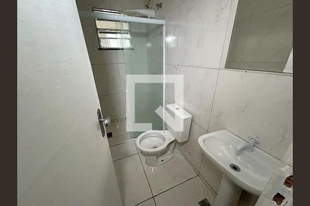 Banheiro de kitnet/studio para alugar com 1 quarto, 24m² em Praça Seca, Rio de Janeiro