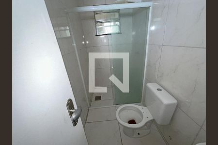 Banheiro de kitnet/studio para alugar com 1 quarto, 24m² em Praça Seca, Rio de Janeiro