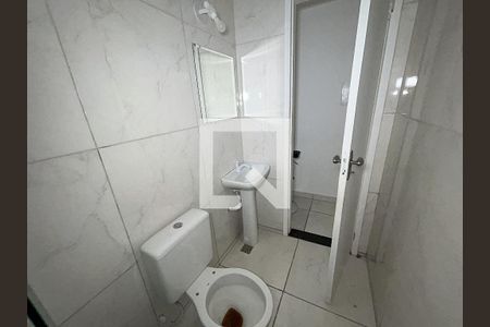 Banheiro de kitnet/studio para alugar com 1 quarto, 24m² em Praça Seca, Rio de Janeiro