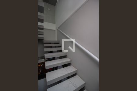 Casa à venda com 280m², 3 quartos e 4 vagas Casa à venda com 280m², 3 quartos e 4 vagasEscada