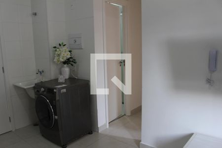 Sala / Cozinha de apartamento para alugar com 2 quartos, 33m² em Vila Ivone, São Paulo