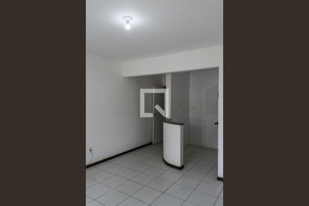 Sala de casa de condomínio para alugar com 2 quartos, 75m² em Stella Maris, Salvador