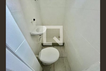 Banheiro de kitnet/studio para alugar com 1 quarto, 25m² em Gardênia Azul, Rio de Janeiro