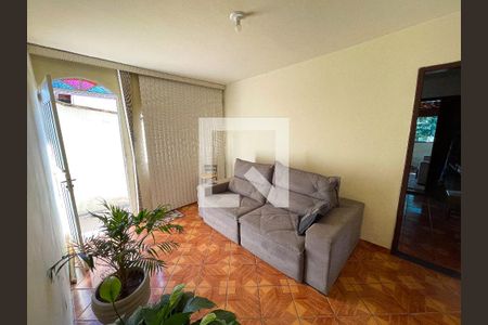 Sala de casa à venda com 2 quartos, 180m² em Califórnia, Belo Horizonte