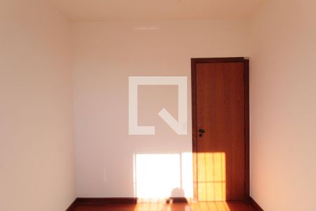 Quarto 1 de apartamento para alugar com 3 quartos, 80m² em Heliópolis, Belo Horizonte