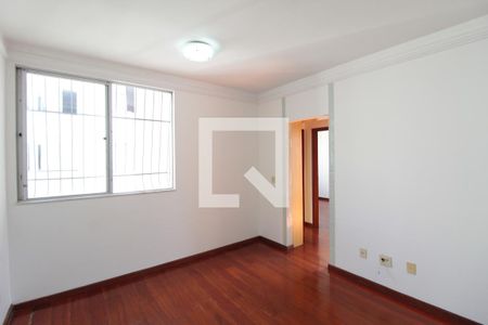 Sala de apartamento para alugar com 3 quartos, 80m² em Heliópolis, Belo Horizonte