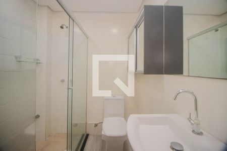 Banheiro de apartamento à venda com 1 quarto, 70m² em Passo da Areia, Porto Alegre