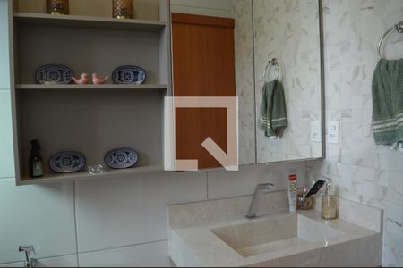 Banheiro da Suite de apartamento à venda com 2 quartos, 59m² em Cabral, Contagem