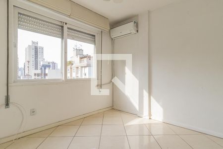 Dormitório 01 de apartamento para alugar com 2 quartos, 70m² em Independência, Porto Alegre