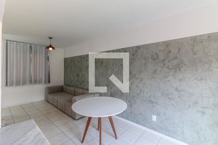 Sala de casa de condomínio para alugar com 3 quartos, 69m² em Vargem Pequena, Rio de Janeiro