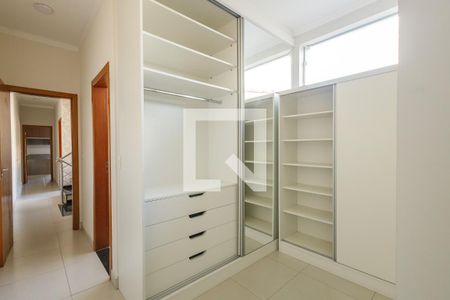 Closet da suíte 1 de casa de condomínio para alugar com 3 quartos, 180m² em Parque Residencial Bom Conselho, Taubaté